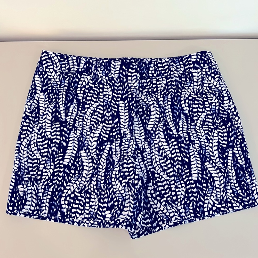 WhiteHouseBlackMarket mid rise shorts navy blue print size 4